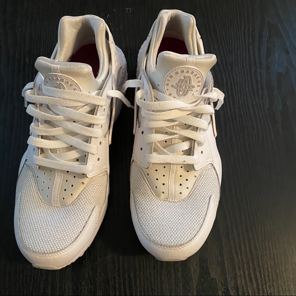 White Nike Air Huarache Shoes Size 10